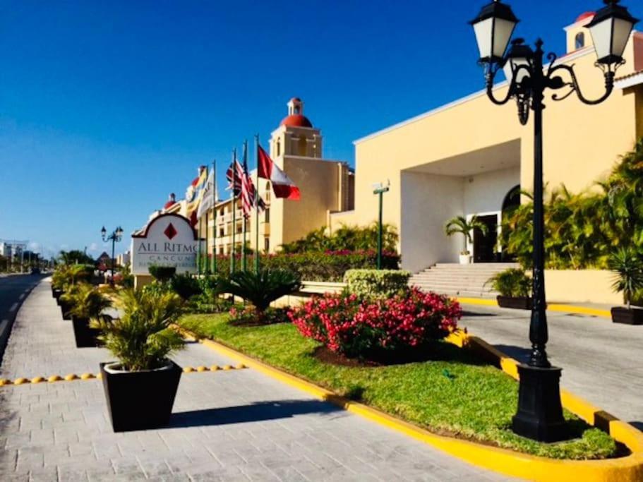 Punta Me Apartment Beach Front In The Hotel & Waterpark Cancún Buitenkant foto
