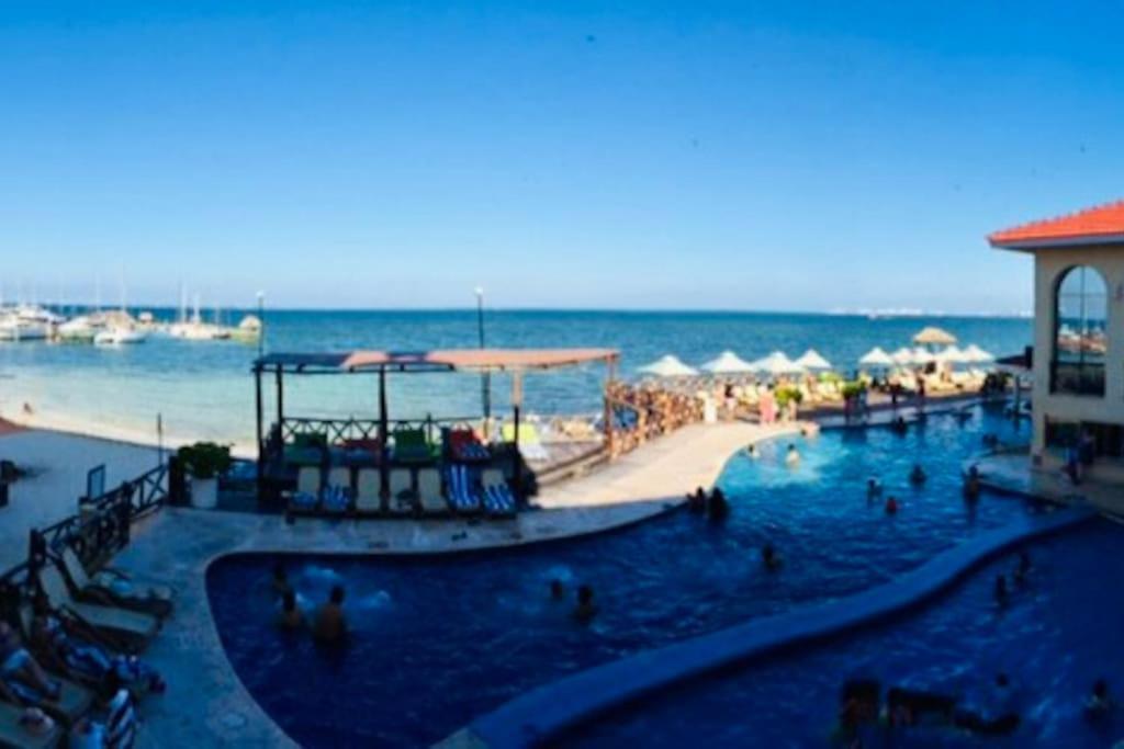 Punta Me Apartment Beach Front In The Hotel & Waterpark Cancún Buitenkant foto